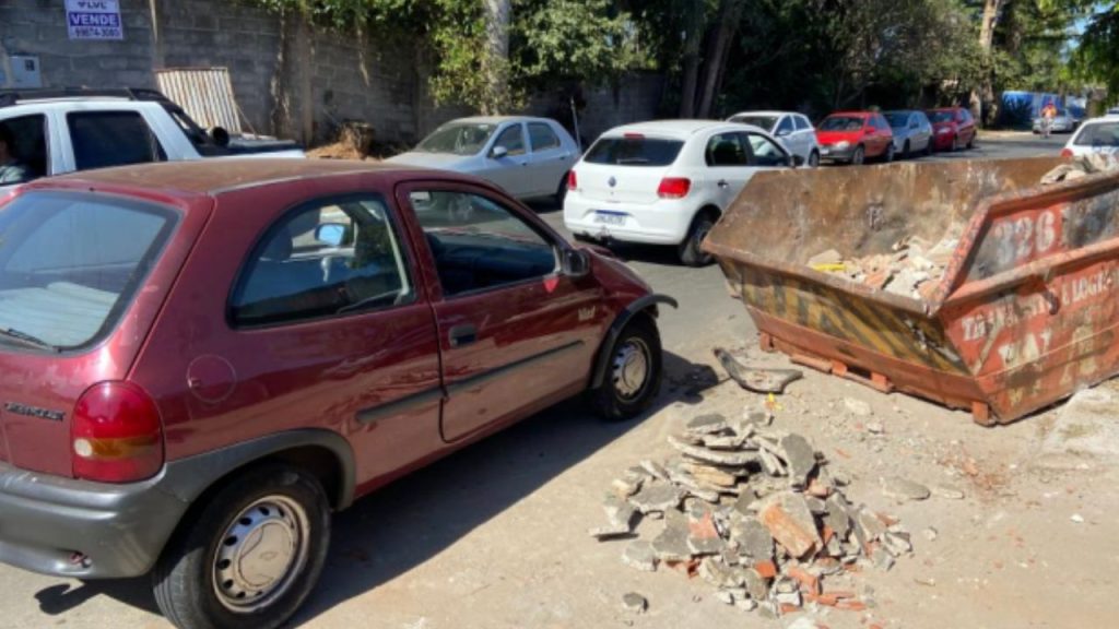 Carro batido por policial militar em Goiânia.