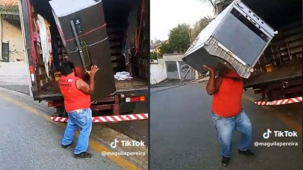 Homem carregando uma geladeira nas costas.
