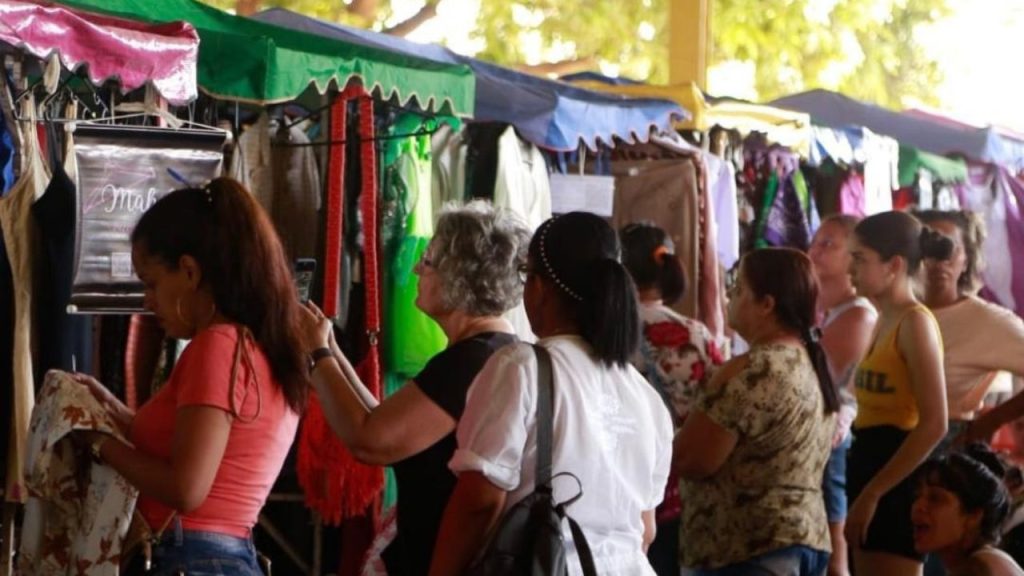 Cabide Rosa - Feira de Brechós