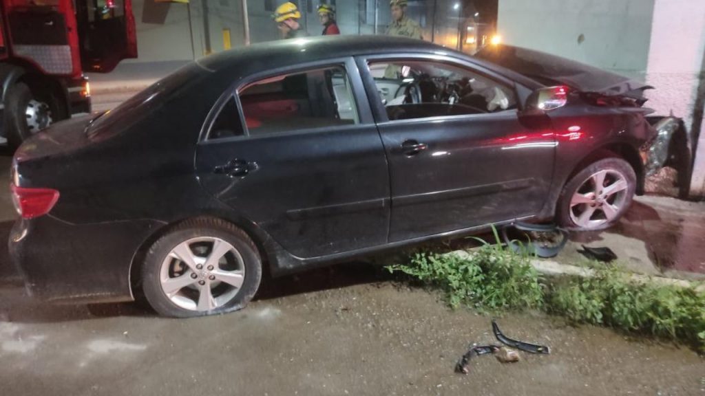 Carro atingido durante acidente.