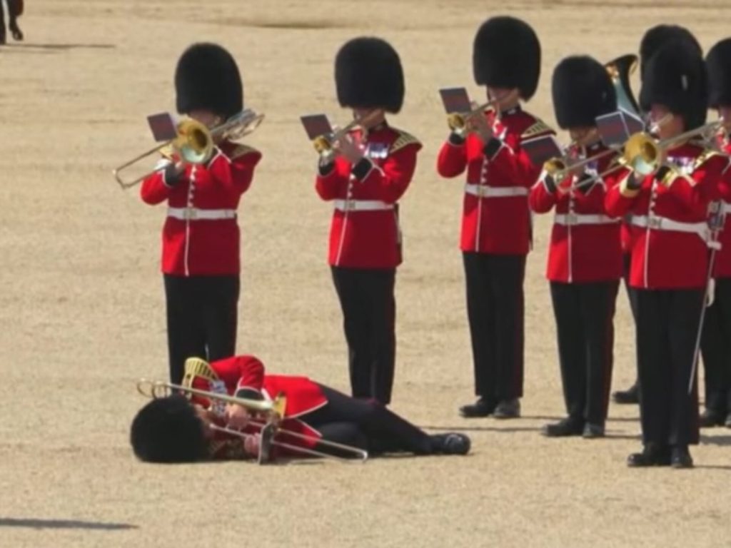 Guardas militares desmaiam por conta do calor em cerimônia com a presença do príncipe William