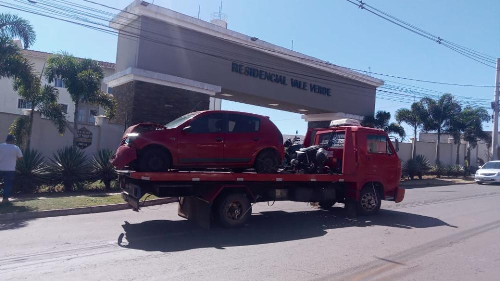 Jovem sofre ataque epilético e bate por duas vezes contra traseira de carro no Jardim das Oliveiras