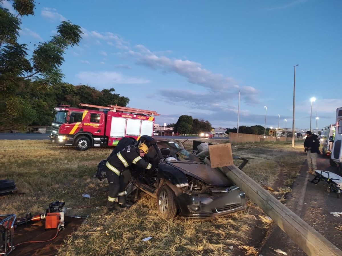 Imagem mostra carro capotado, em Luziânia. (Foto: Divulgação/ Corpo de Bombeiros)