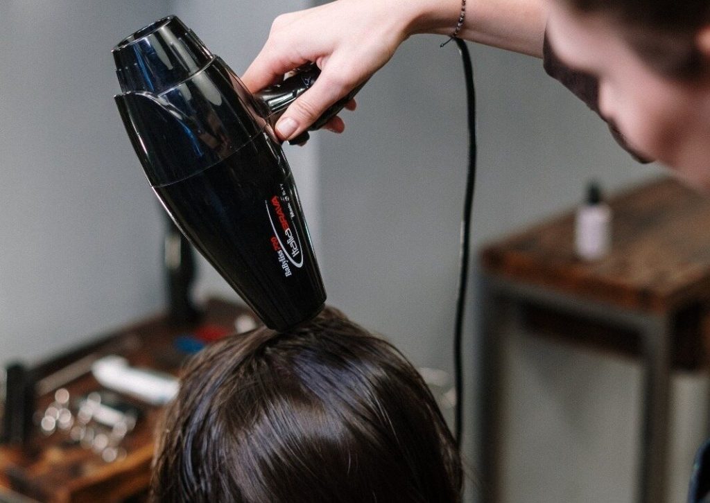 Não é o secador, nem a toalha: veja o método mais rápido para secar o cabelo sem danificar