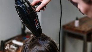 Não é o secador, nem a toalha: veja o método mais rápido para secar o cabelo sem danificar