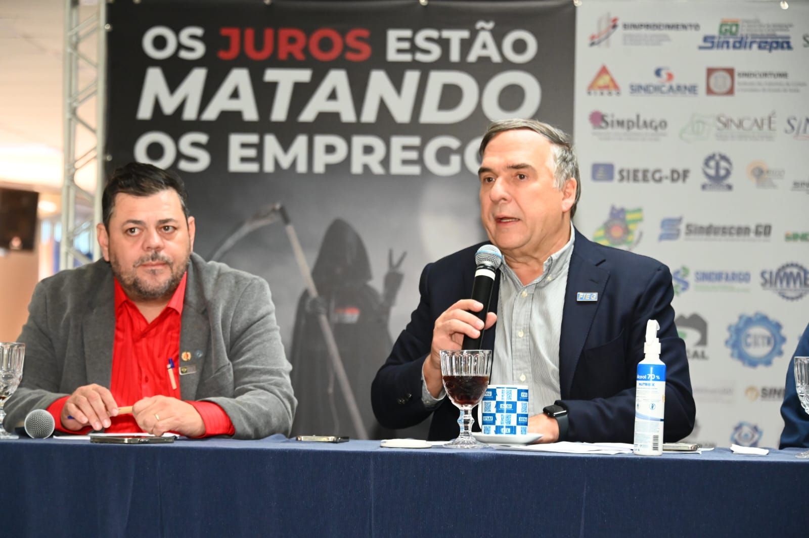 Da esquerda para direita, Carlos Sabino do Simecat e Sandro Mabel, Fieg. (Foto: Divulgação/Fieg) 