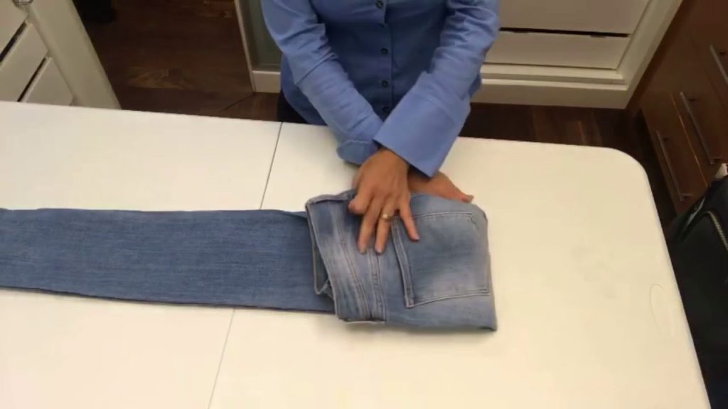 calça jeans no cabide