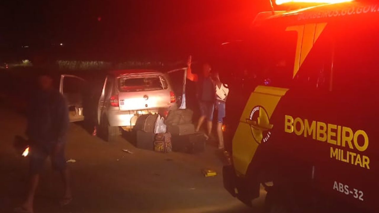 Acidente entre carro e caminhonete em Mineiros. (Foto: Divulgação/ Corpo de Bombeiros)