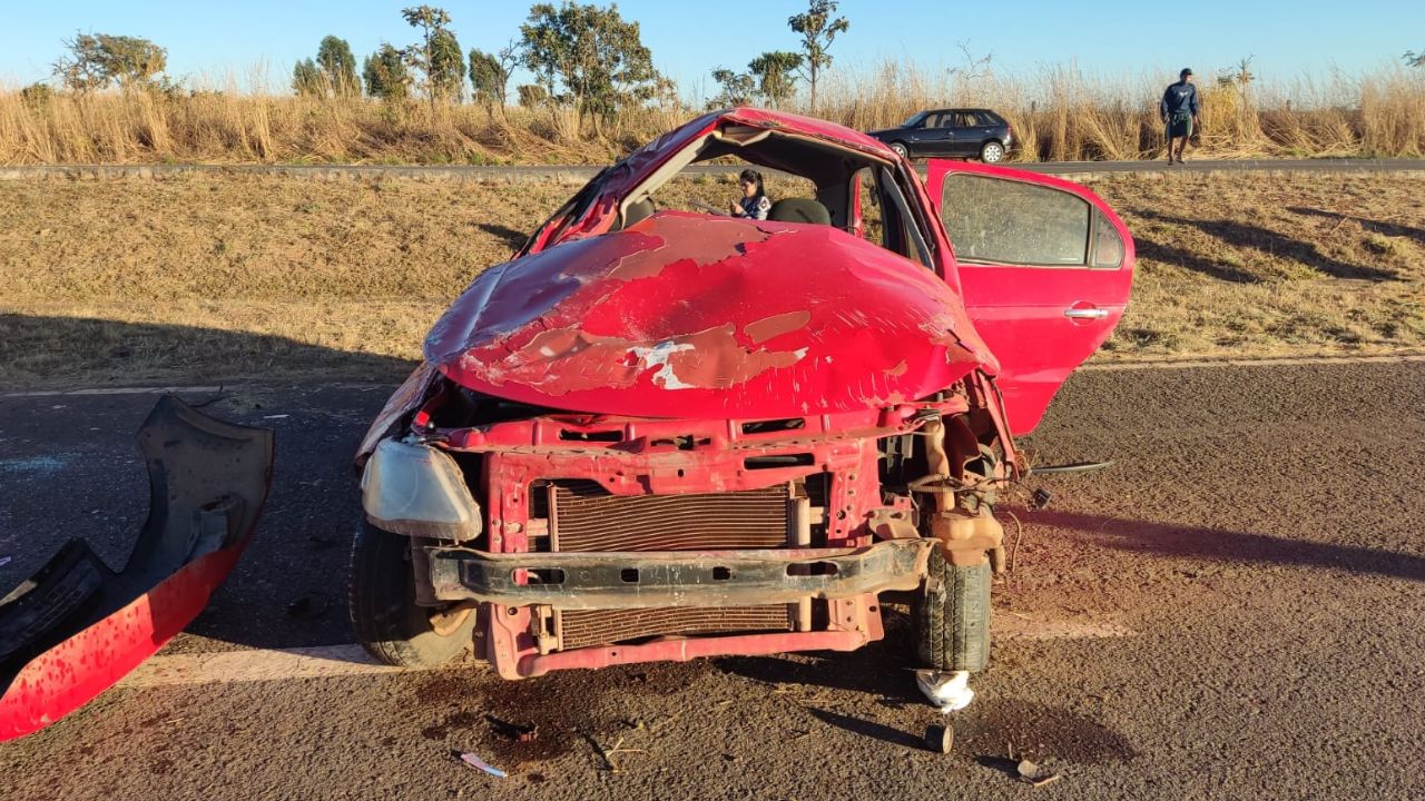 Jovem de 20 anos morre após carro guiado por adolescente capotar na BR-060