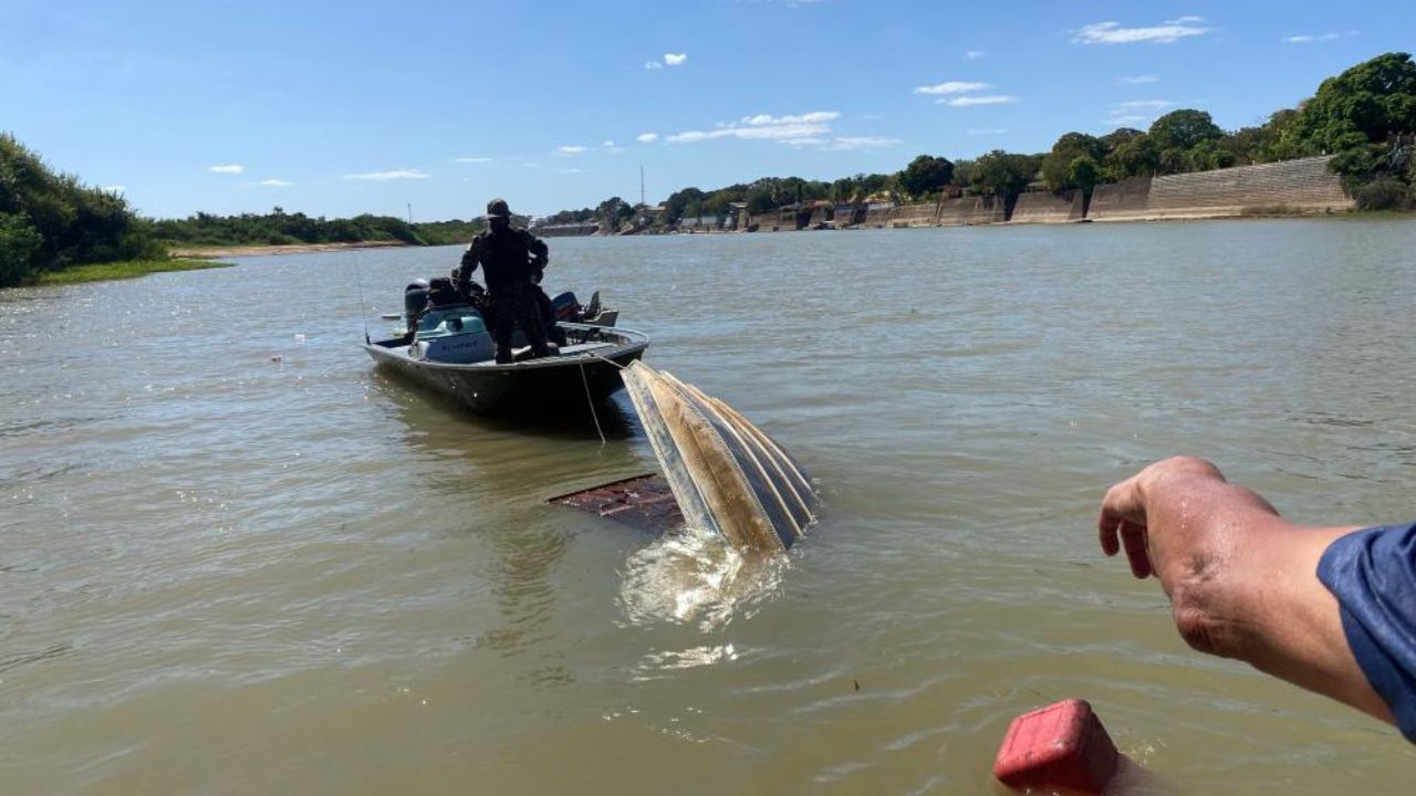 Barco naufraga em Aruanã
