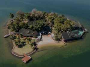 Cidades brasileiras passam a cobrar taxa de turistas a partir de 2026