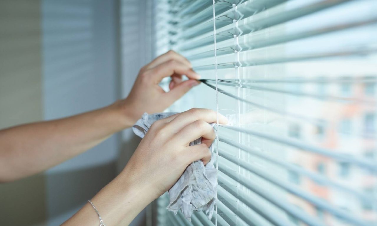 Como tampar a claridade da janela do quarto quando você estiver viajando