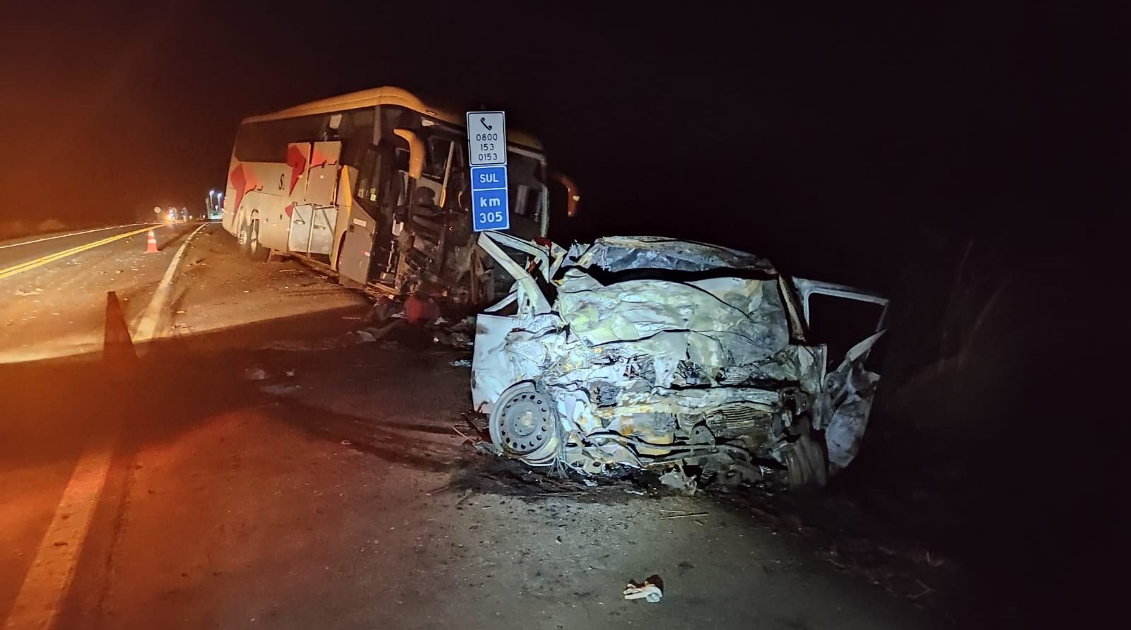 Cinco pessoas morrem em gravíssimo acidente entre ônibus de Anápolis e dois carros