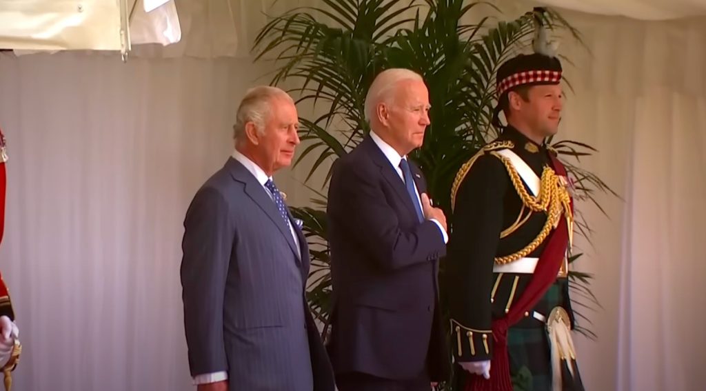 Biden toma chá com rei Charles em visita ao Reino Unido antes de cúpula da Otan