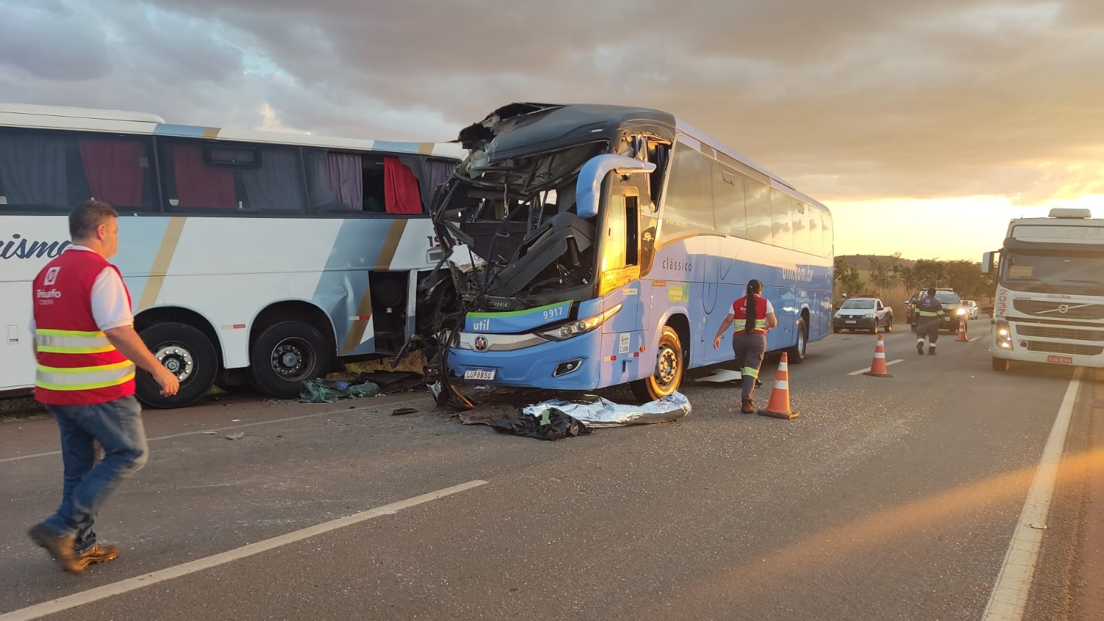 Ônibus se chocam na BR-060 em Anápolis, matando motorista e deixando vários feridos