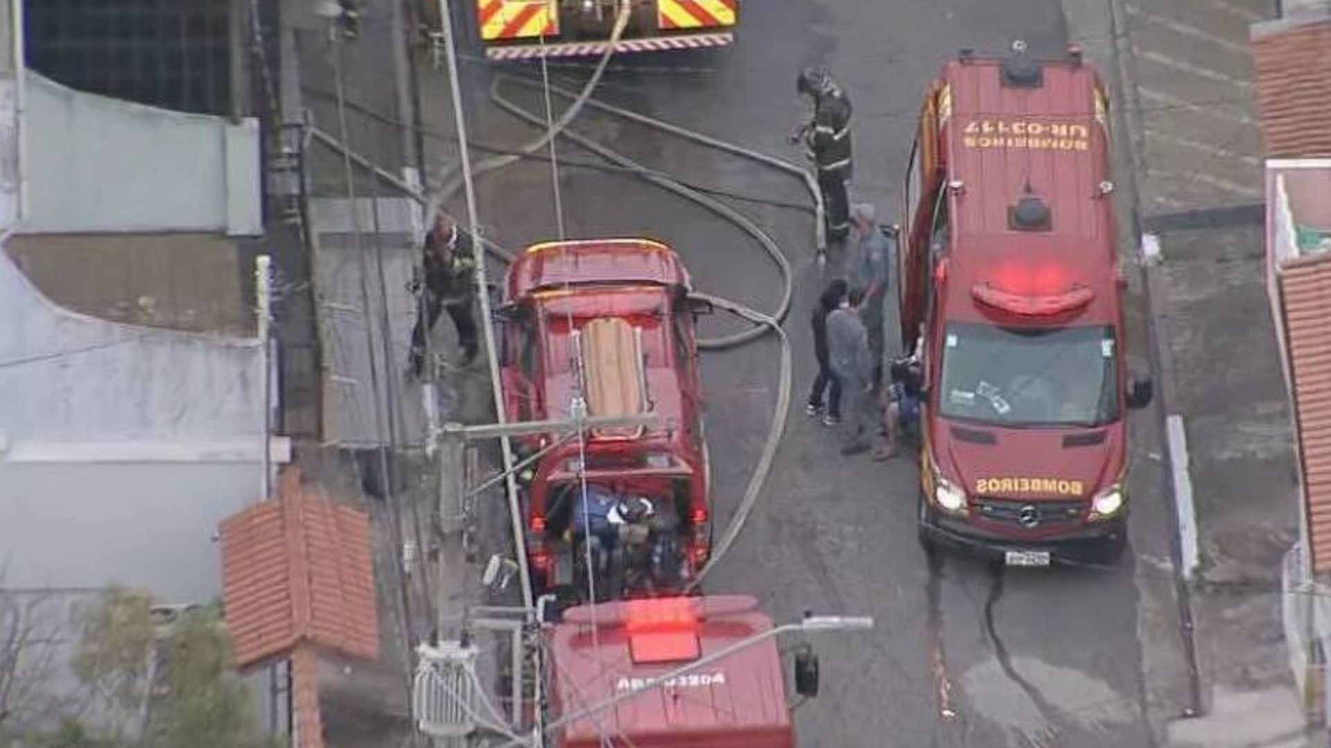 Adolescente é apreendida em SP por suspeita de incendiar apartamento com a família dentro