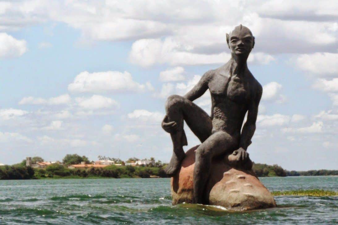 Estátua do Negro D'água, localizada no leito do Rio São Francisco, próximo à cidade de Juazeiro, na Bahia. (Foto: Reprodução / Facebook)