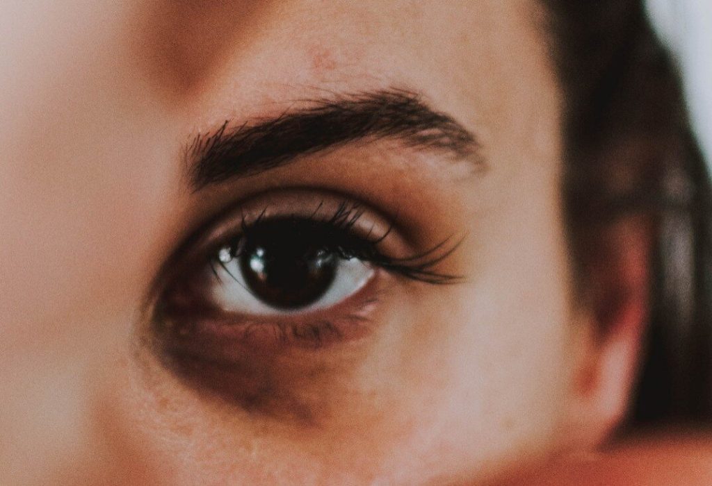 6 hábitos comuns que são péssimos para a saúde dos seus olhos