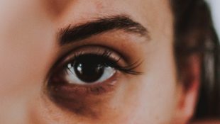 6 hábitos comuns que são péssimos para a saúde dos seus olhos