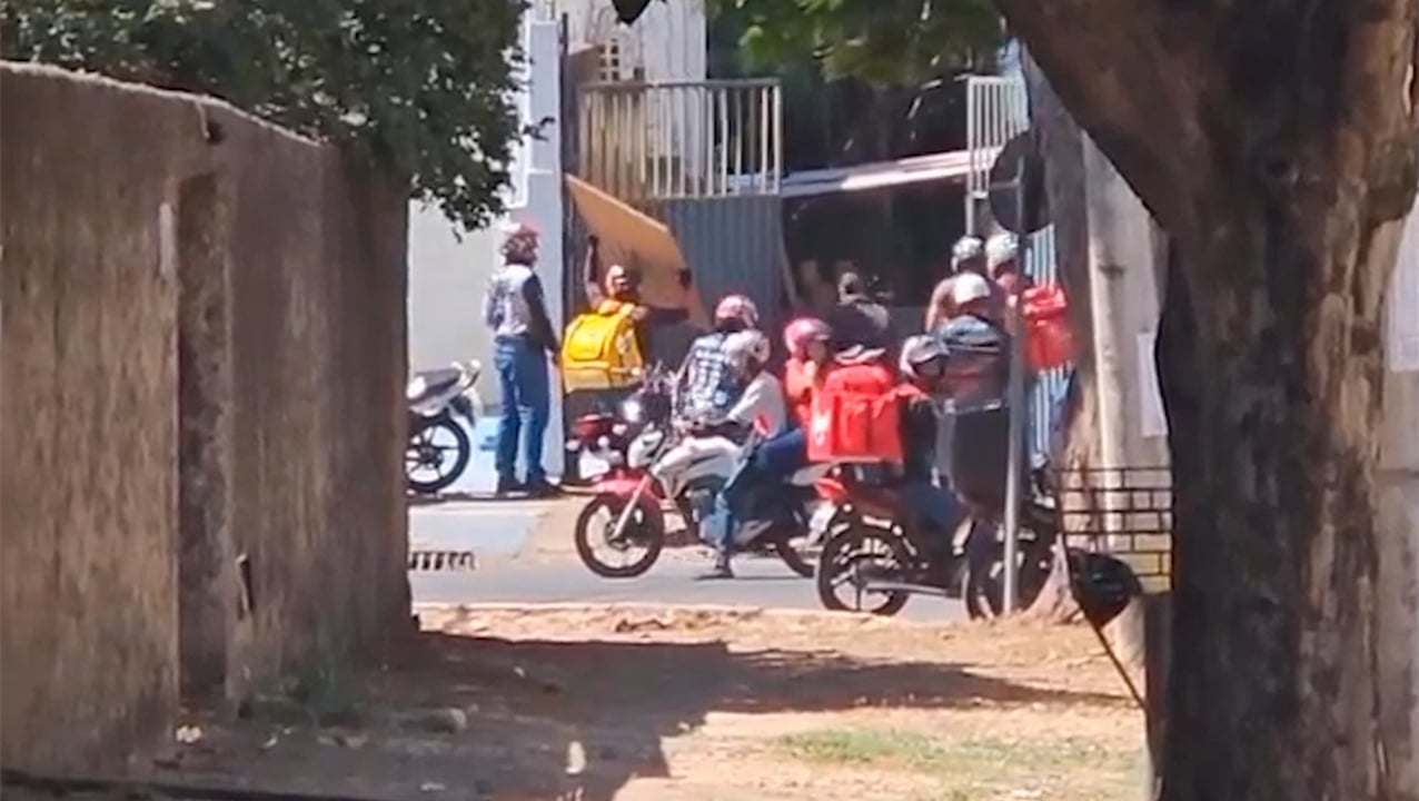 Entregadores de aplicativo se revoltam e invadem residencial no Jardim América, em Goiânia