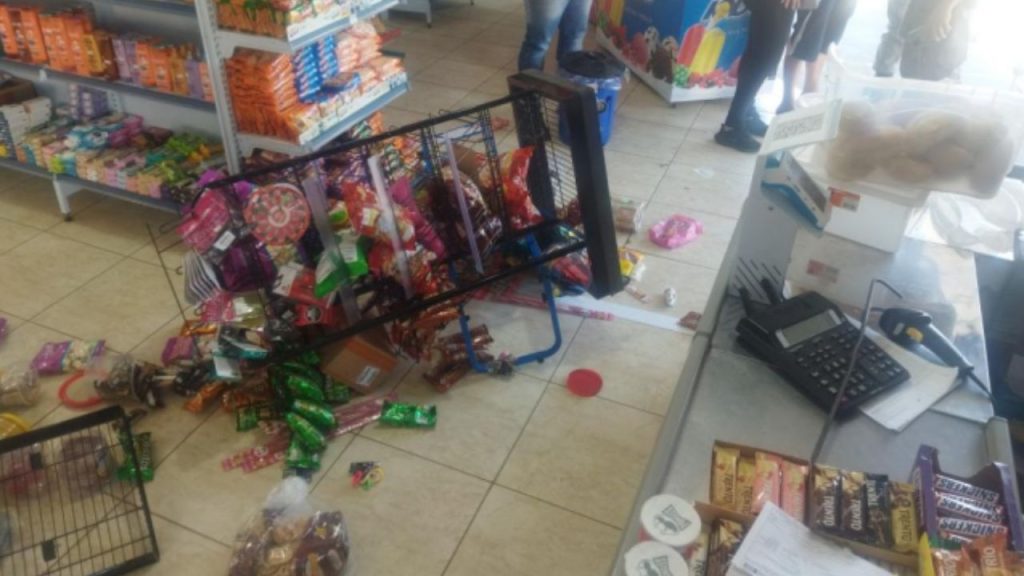 Homem destrói mercearia, em Goiânia