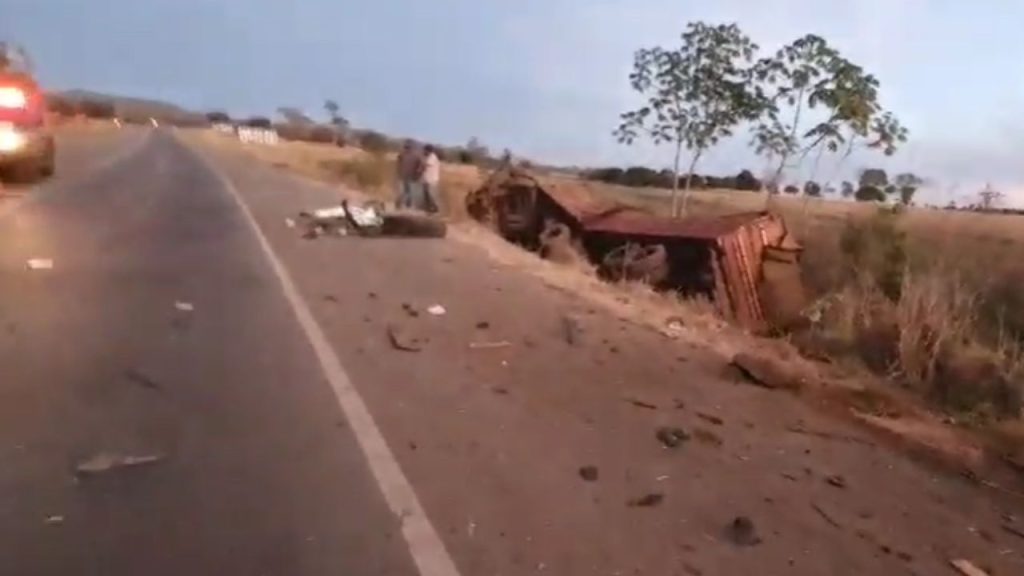 Acidente entre veículos de carga deixa duas pessoas mortas na BR-070.