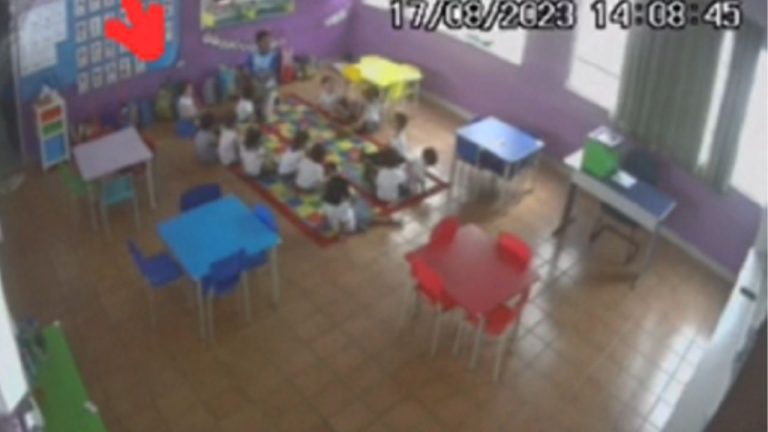 Imagem mostra crianças em escola, em Posse