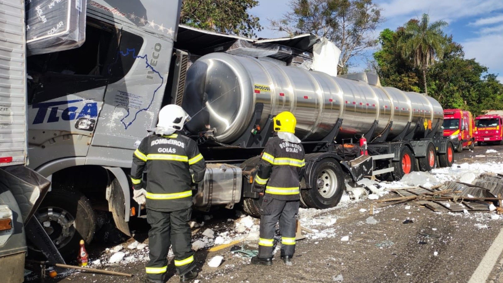 Quatro caminhões colidem e travam trânsito na BR-153; concessionária emite alerta aos motoristas