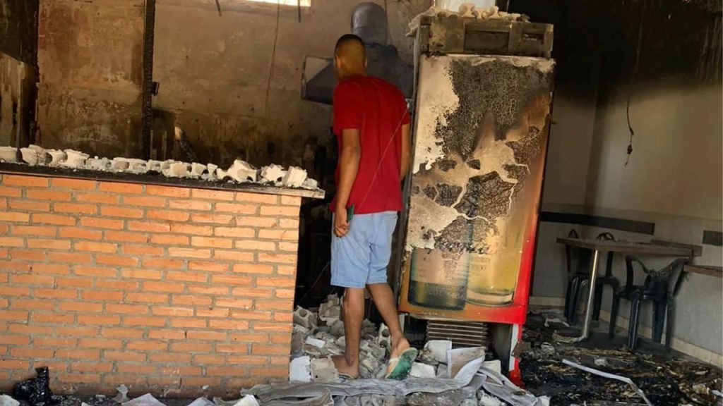 “Foi meu sonho que pegou fogo”, diz proprietário que perdeu lanchonete após incêndio em Anápolis