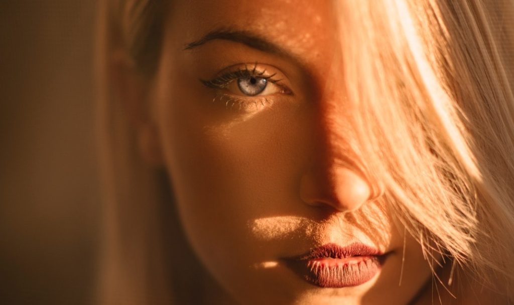 mulher do cabelo loiro