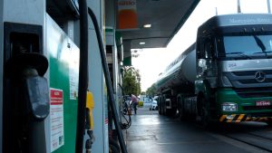 Caminhão abastecendo com diesel em posto de combustível. (Foto: Marcello Casal Jr/ Agência Brasil)