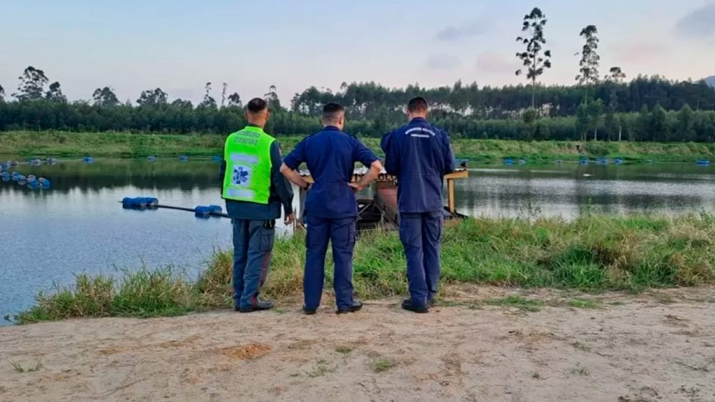 Embarcação com seis jovens naufraga em SC; adolescente está desaparecido