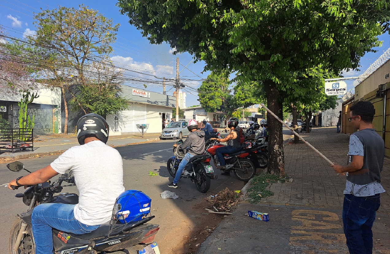 Buzinaço na porta do Evoé Café termina com polícia e funcionários sem esperança de retorno