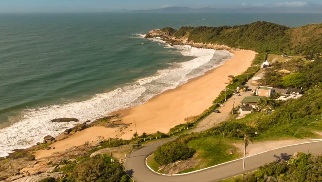 Conheça praias, hotéis e pousadas no Brasil em que nudez é permitida