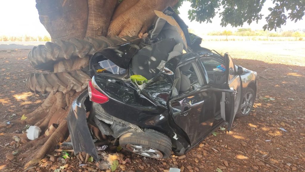 Imagem do carro destruído, após colisã