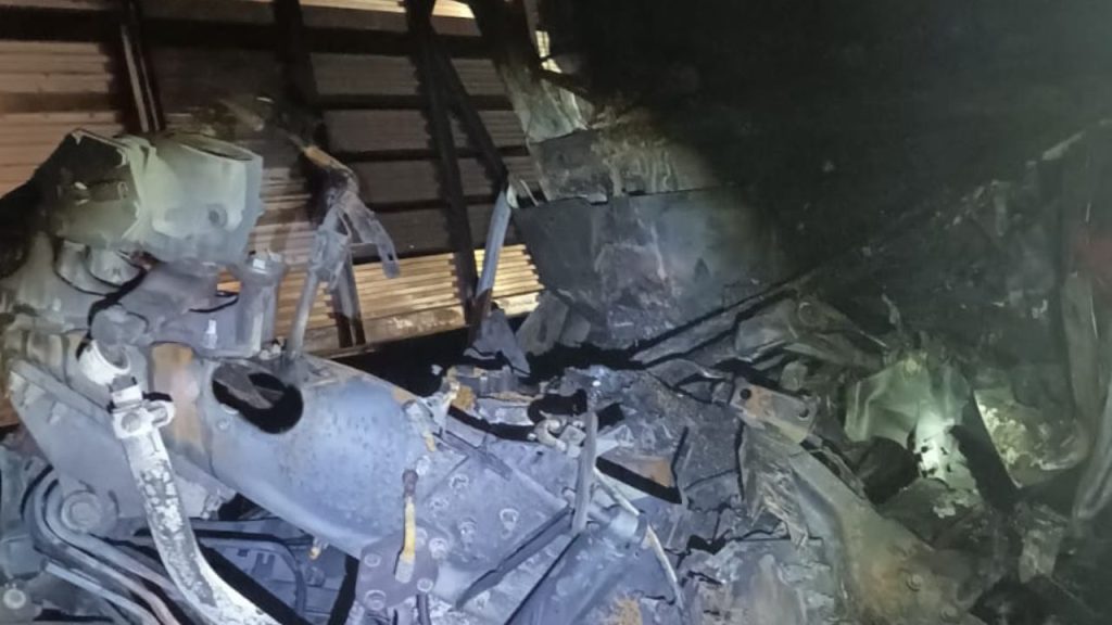 Acidente entre duas carretas faz carro pegar fogo e deixa motorista morto.