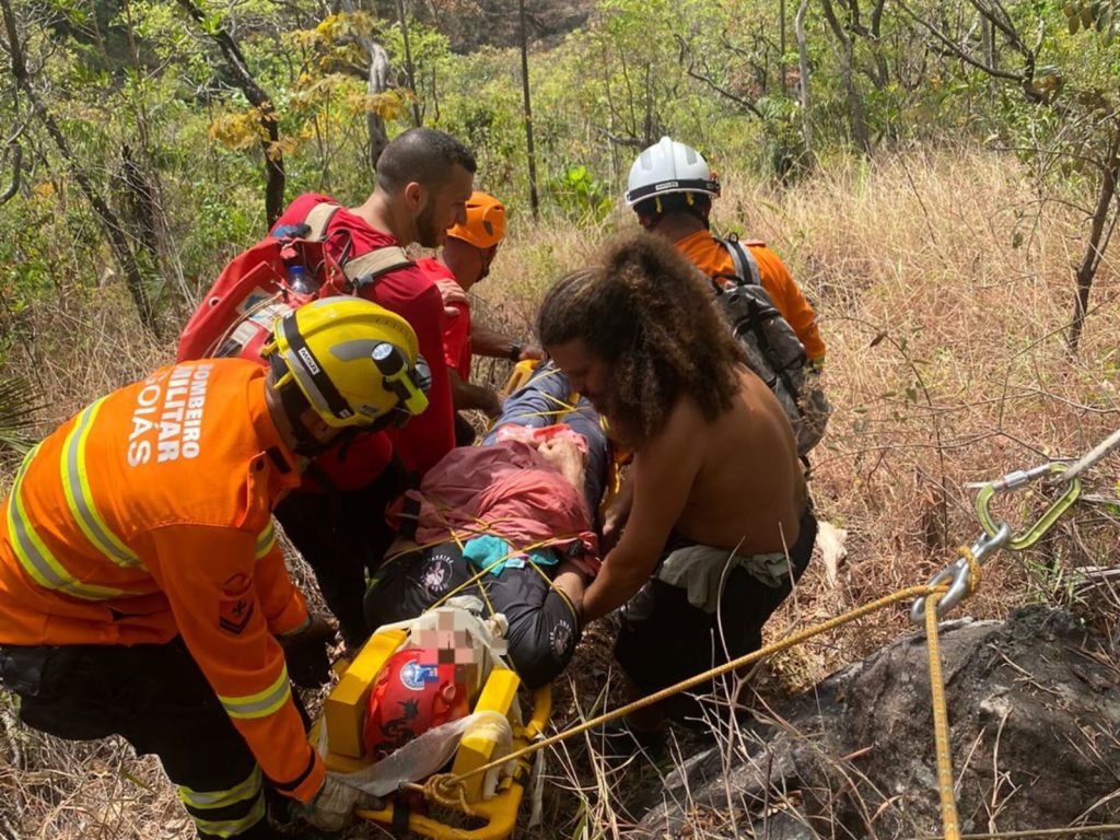 Homem sofre grave queda em rapel e é socorrido com possível lesão na coluna cervical