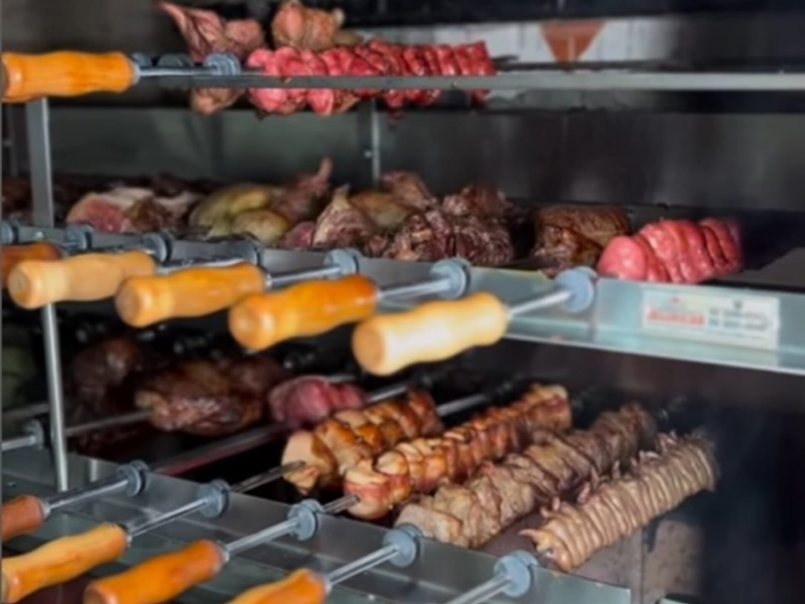 Churrascaria em viraliza e chama atenção por conta de preço do rodízio em Goiânia. (Foto: Dourado Grill Choperia)