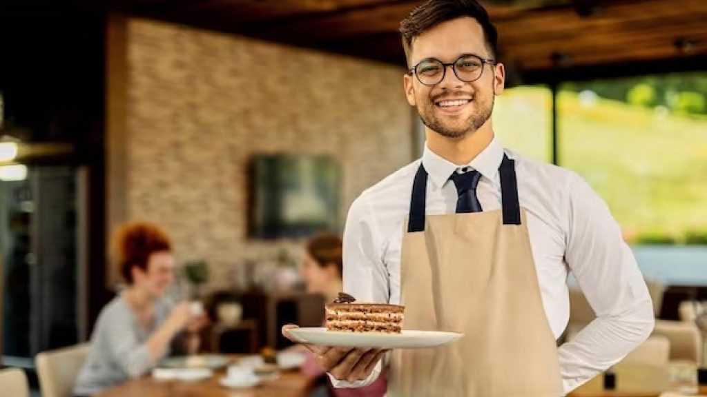 6 segredos que explicam a felicidade dos garçons que trabalham em bar