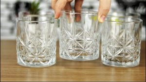 O jeito certo de secar copos para evitar bactérias na cozinha