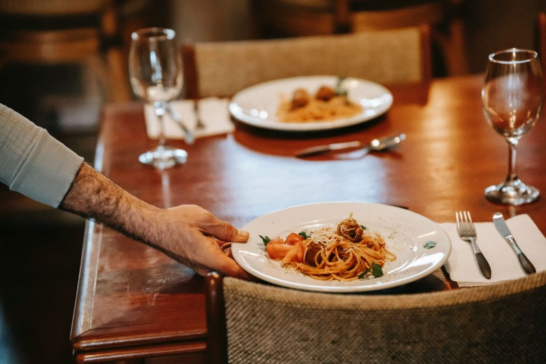 6 segredos para economizar no restaurante e pagar menos na conta