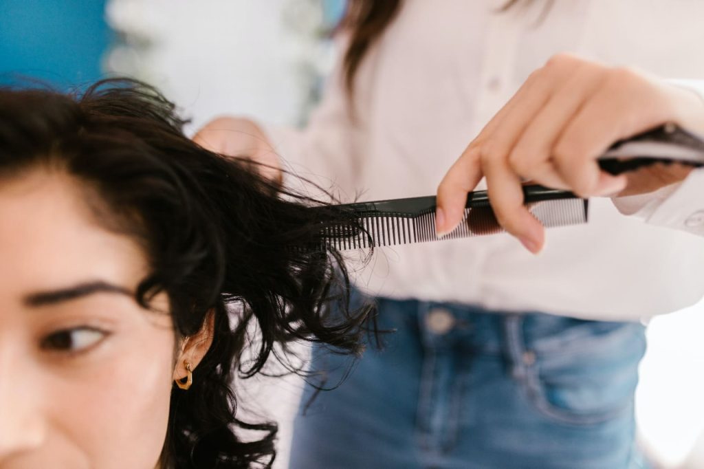 6 utilidades do pente de cabelo que são pouco conhecidas