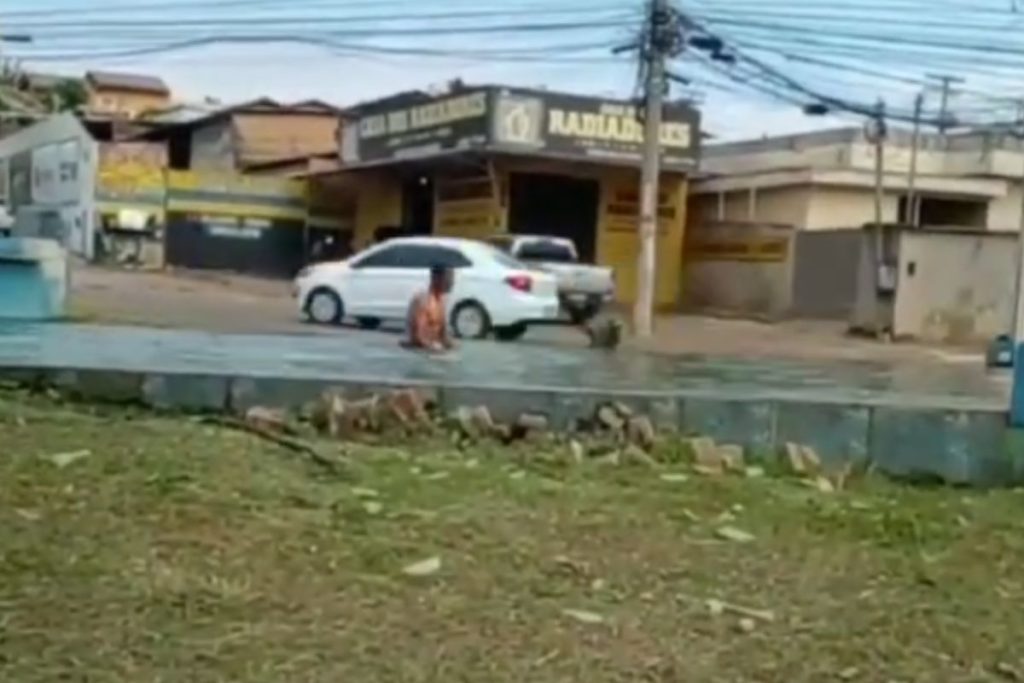 Homem não resiste ao calor e decide se refrescar em monumento no meio da Avenida Brasil Sul