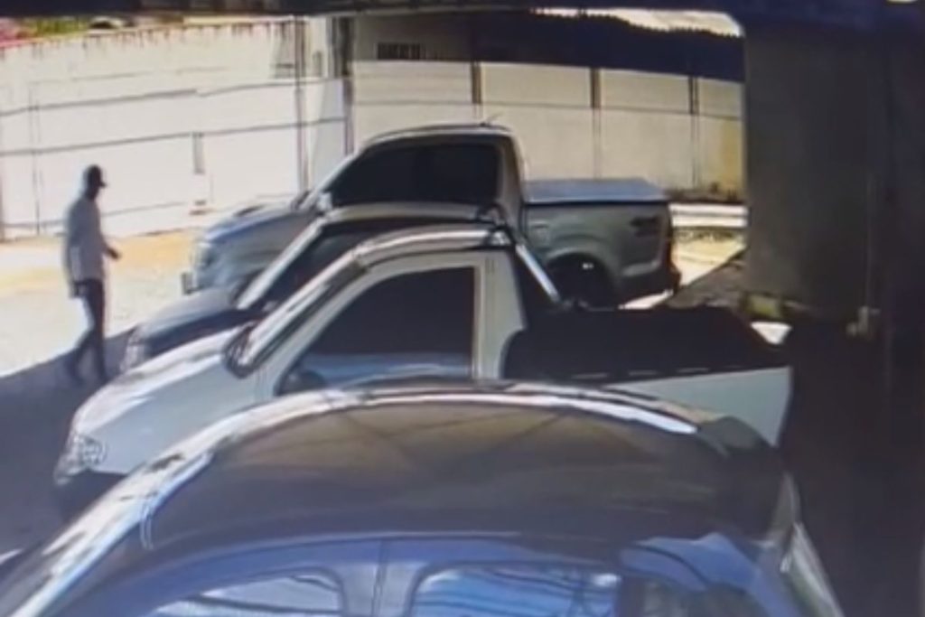 Câmeras mostram homem furtando Hilux de garagem de Anápolis com facilidade