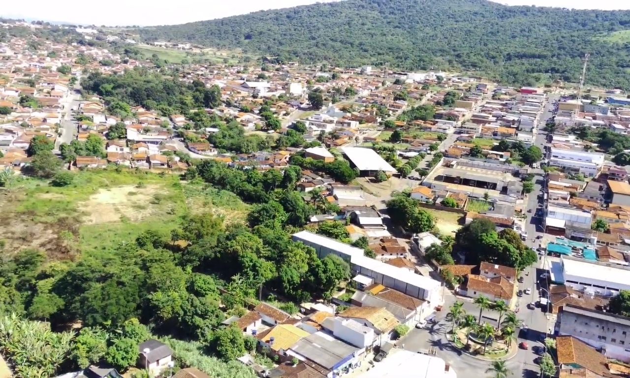 Jovem arranca risadas em bar de Anápolis ao ser flagrado jogando