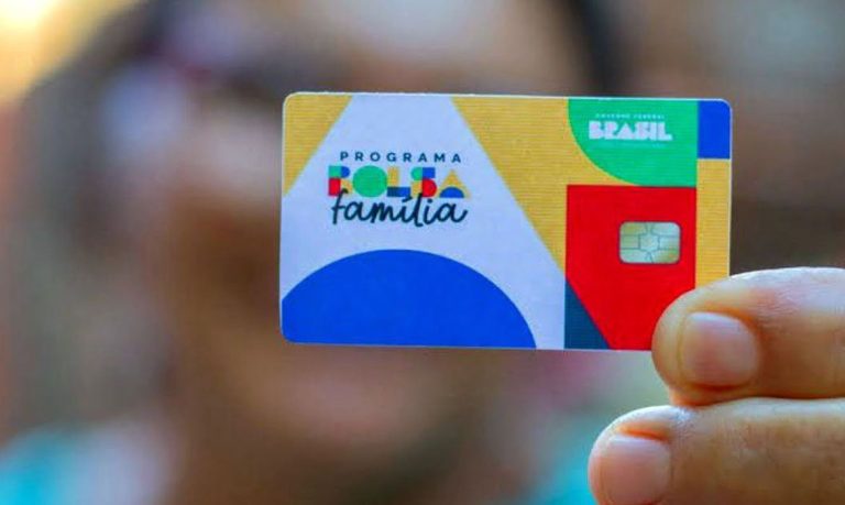 Beneficiários do Bolsa Família terão R$ 200 a mais em outubro; consulte se você vai receber recebem pagamento