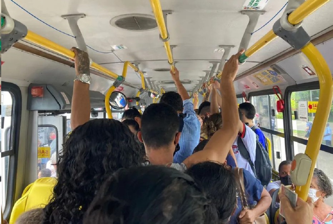 Registro de ônibus lotado (Foto: Ilustração/Captura de tela/Youtube)