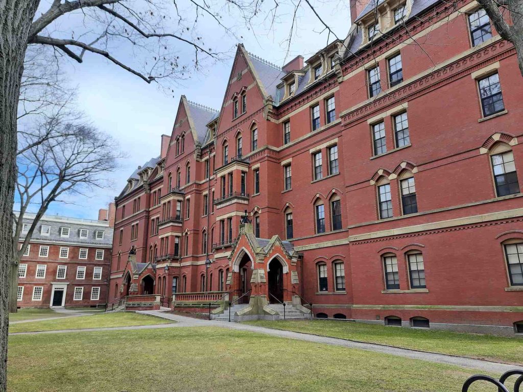 Brasileiros podem fazer curso gratuito e a distância em Harvard