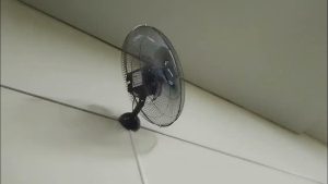 O melhor lugar para posicionar o ventilador e resfriar o ambiente como um ar-condicionado, segundo técnicos