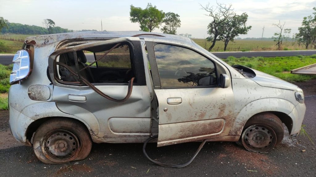 Jovem é arremessada após carro sair da pista e capotar na BR-060